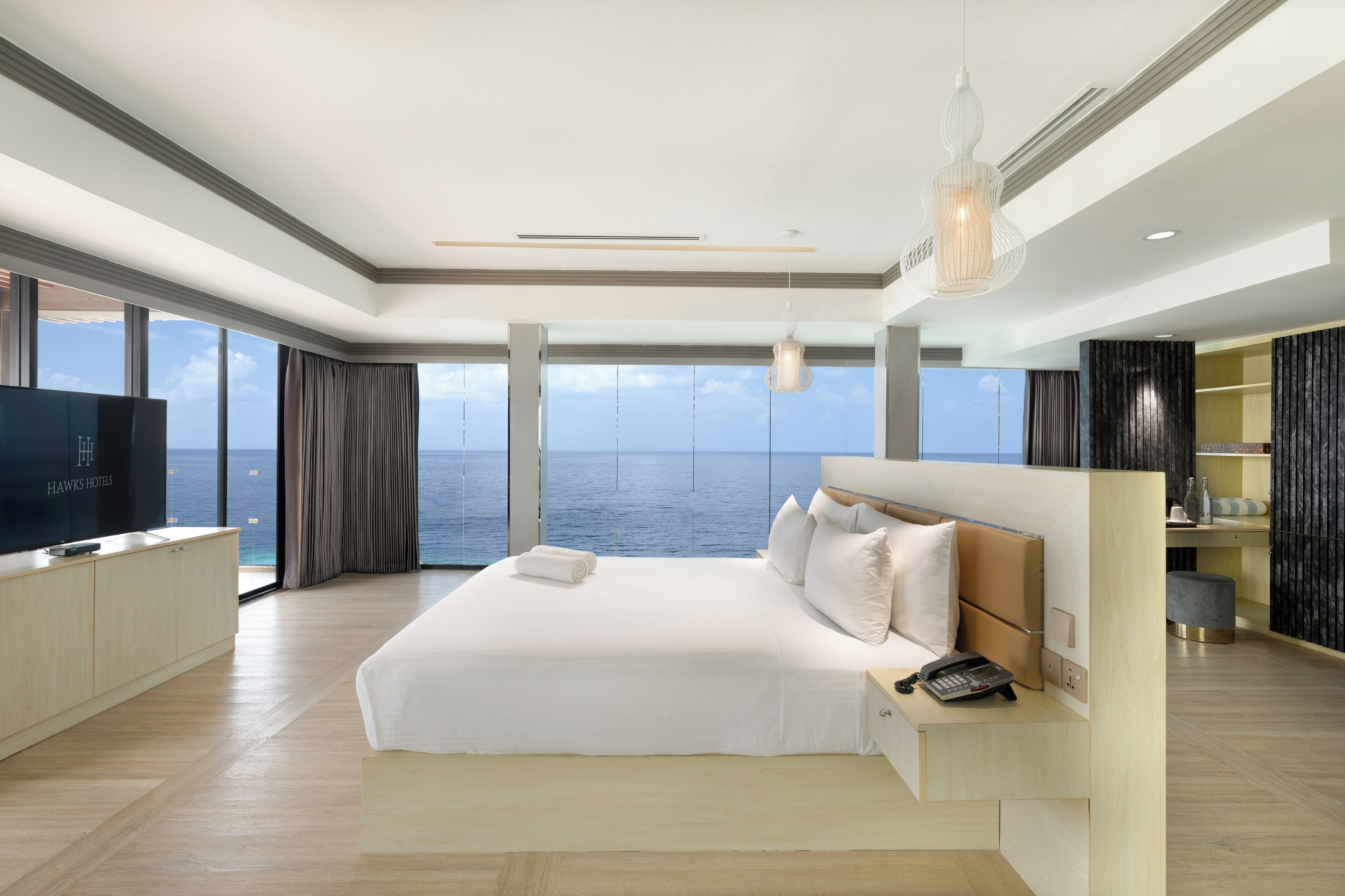 Pent House with Terrace & 360 Degree view of Ocean | Egyptian cotton sheets, premium bedding, down duvets, desk