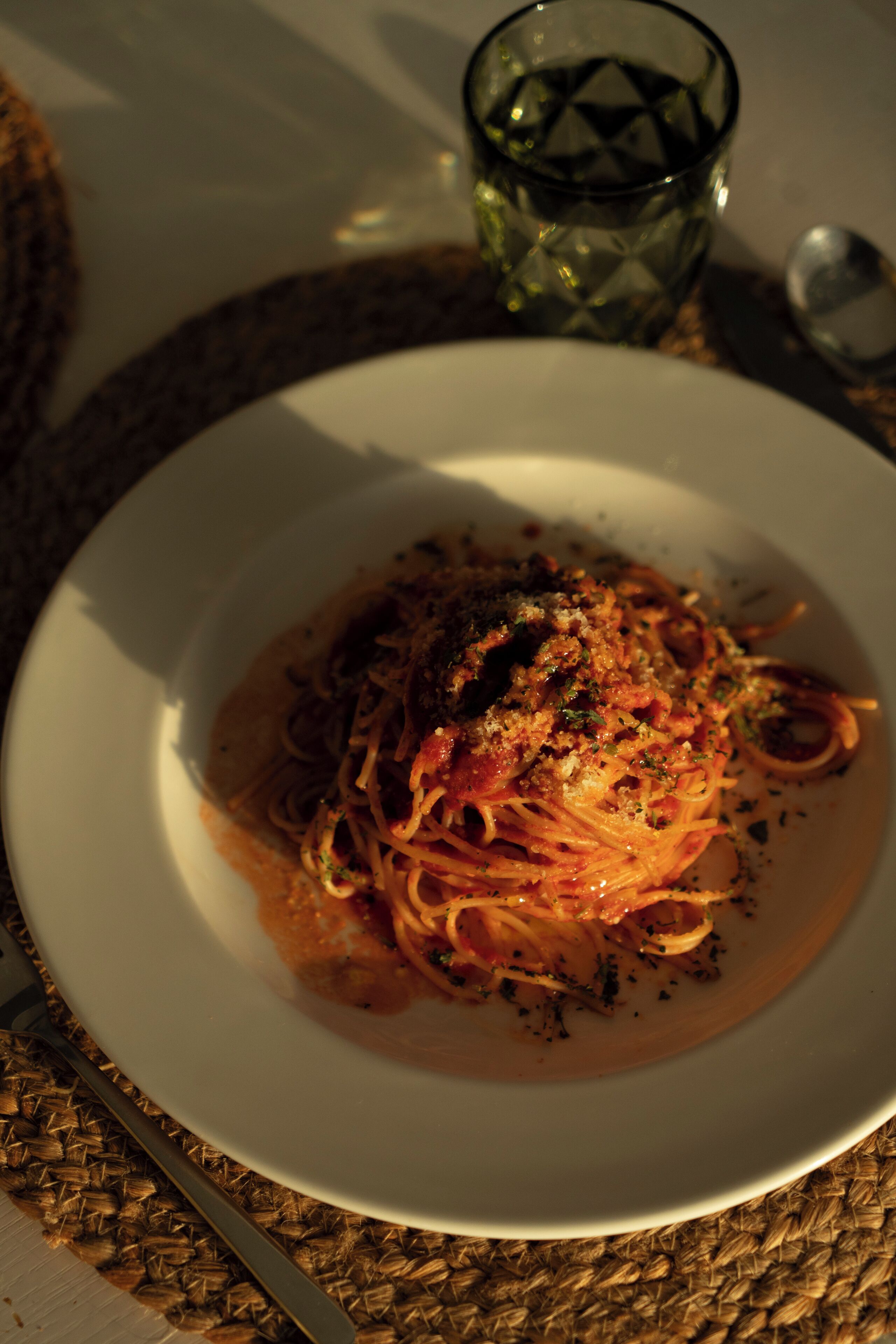 Een bord spaghetti met een rijke tomatensaus en geraspte kaas.
