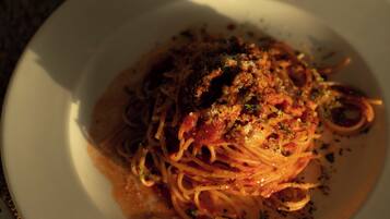 Een bord spaghetti met een rijke tomatensaus en geraspte kaas.
