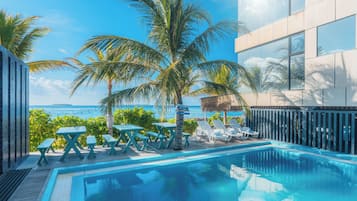 Swim-up bar