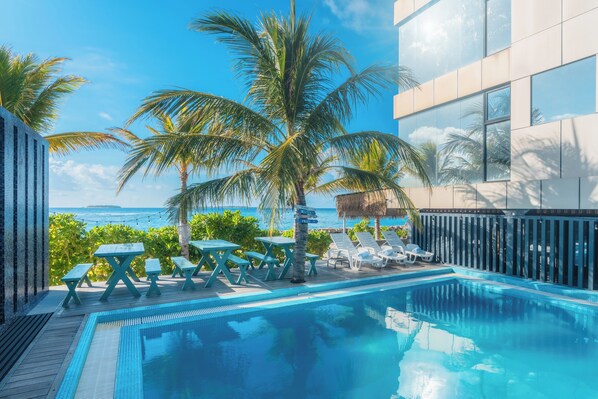 Swim-up bar