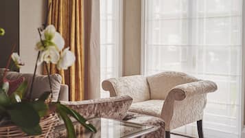 Kamin, BĂŒcher, Arbeitsbereiche