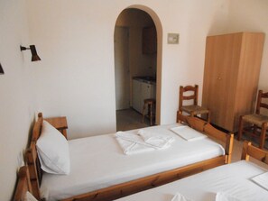 Basic Double or Twin Room | Free WiFi - Julieta's House (Alonissos)