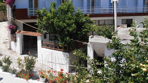 A multi-story hotel with balconies, air conditioning units, and a sign reading "Hotel Julietta". - Julieta's House (Alonissos)