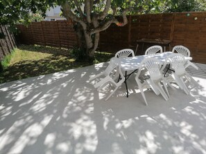 Outdoor dining - Maison Bord de mer (Brem-sur-Mer)