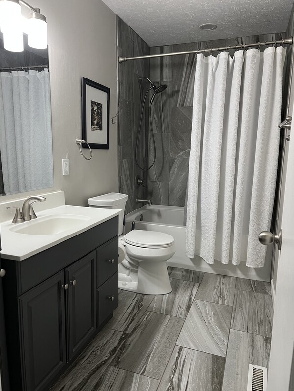 Combined shower/bathtub, hair dryer, towels, soap