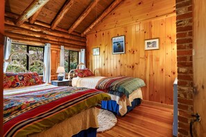 5 bedrooms, desk, WiFi