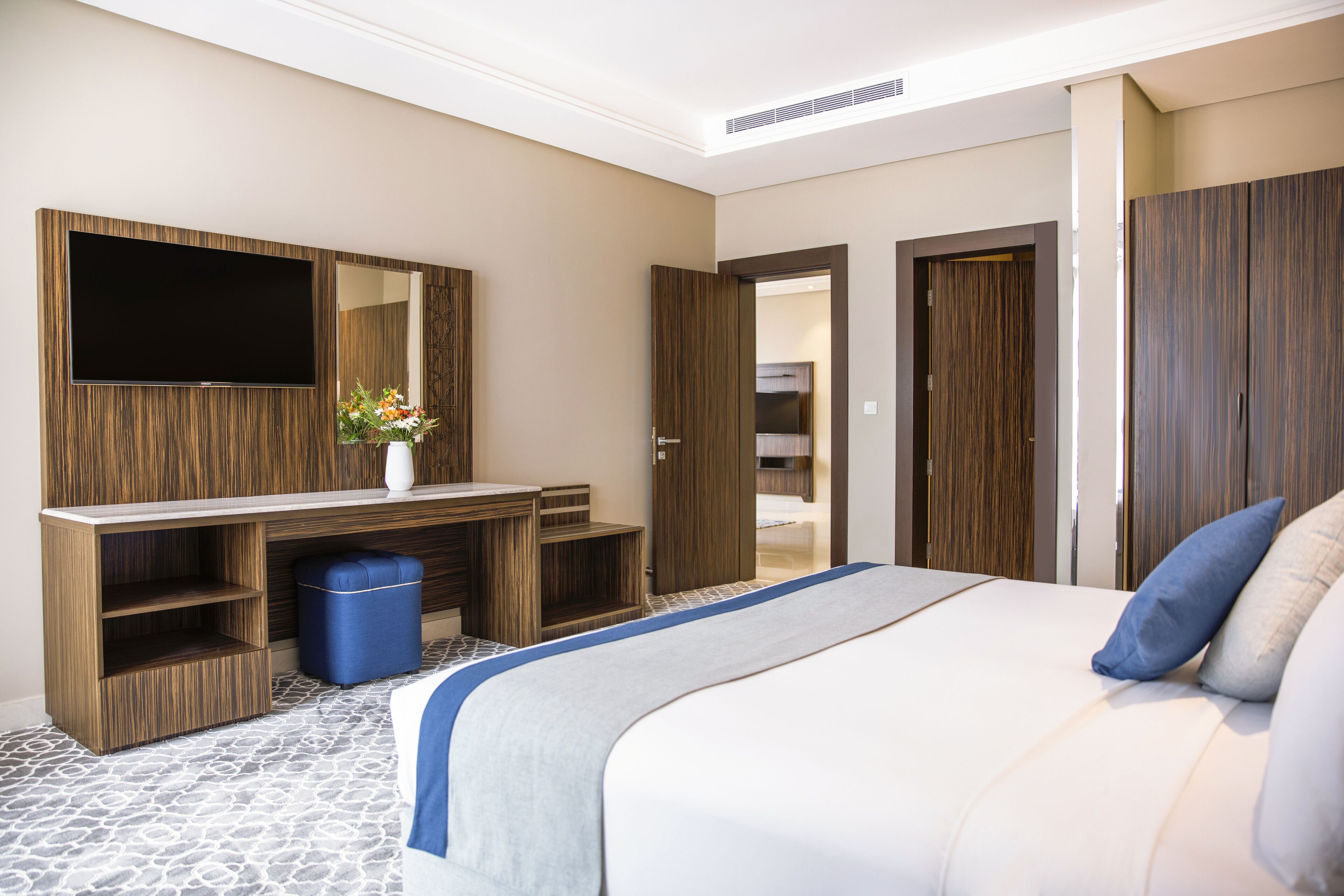 Junior Suite Twin | Premium bedding, in-room safe, blackout curtains, iron/ironing board