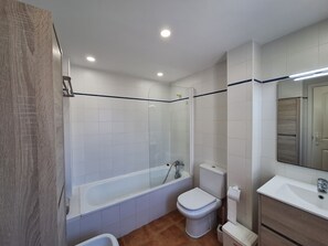 Bathtub, towels