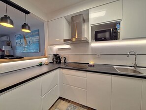 Kylskåp, mikrovågsugn, ugn och diskmaskin