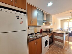 Kühlschrank, Mikrowelle, Ofen, Wasserkocher mit Kaffee-/Teezubehör