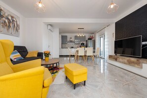 Villa (Three Bedroom villa with Swimming Poo) | Wohnzimmer | Fernseher