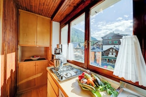 Familjestudio - balkong - utsikt mot bergen (Monterosa Cozy Apartment 200m From) | Eget kök | Kylskåp, mikrovågsugn, spishäll och kaffe- och tebryggare