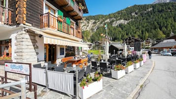 Family Studio, Mountain View (Monterosa Cozy Apartment 200m From) | Outdoor dining