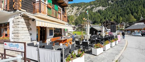 Family Studio, Mountain View (Monterosa Cozy Apartment 200m From) | Outdoor dining