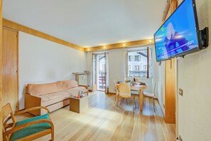 En 21-tommers Flatskjerm-TV med kabel-kanaler