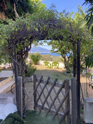 Property grounds - T2 PORTICCIO CALME VUE MER TERRASSE ET JARDIN A 2MN DE LA PLAGE (Porticcio)