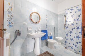 Dusche, Haartrockner, Bidet, Handtücher