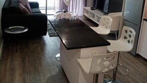 Living area - Impeccable 2-bed Apartment in Cape Town (Cape Town)