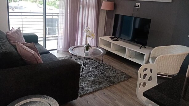 Living area - Impeccable 2-bed Apartment in Cape Town (Cape Town)