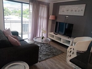 Living area - Impeccable 2-bed Apartment in Cape Town (Cape Town)