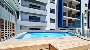 Outdoor pool - Impeccable 2-bed Apartment in Cape Town (Cape Town)