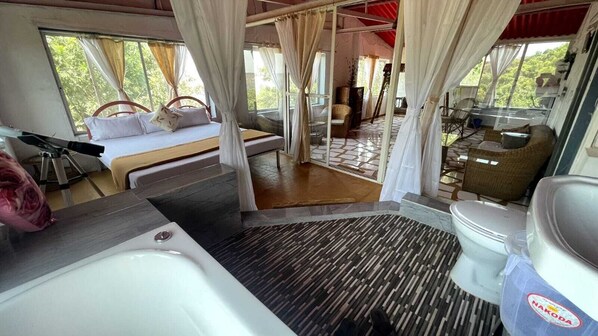 9 bedrooms, WiFi - A boutique homestay with private access to the tableland. (Panchgani)