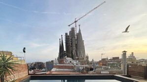 Ein Pool auf dem Dach mit Blick auf die Sagrada Familia im Bau.