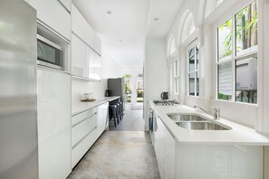 Kühlschrank, Mikrowelle, Ofen, Herdplatte