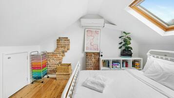 3 bedrooms, desk, iron/ironing board, WiFi