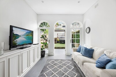 Classic 3BR terrace over 3 levels, great location w/ parking, pets allowed