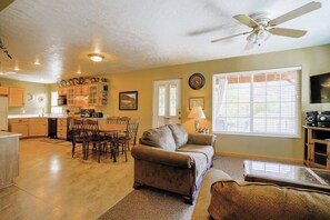 Smart TV, DVD player, books - Moab Retreat House - North Side (Moab)