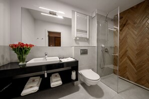 Douche, sèche-cheveux, serviettes fournies, savon