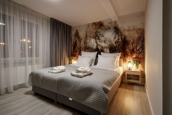 1 chambre, bureau, fer et planche à repasser, lit parapluie