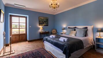 5 slaapkamers, een bureau, een strijkplank/strijkijzer, reisbedje