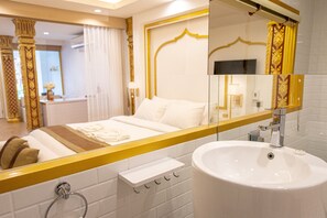 Royal suite | Badkamer | Gratis toiletartikelen, een haardroger, badjassen, pantoffels