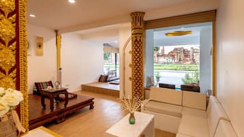 Royal Suite | Premium bedding, free minibar items, in-room safe, desk