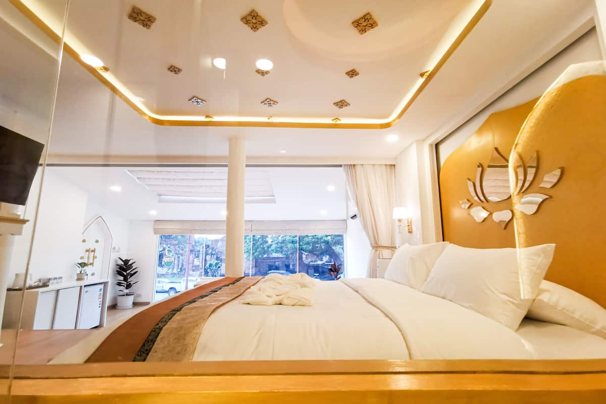Premium bedding, free minibar items, in-room safe, desk