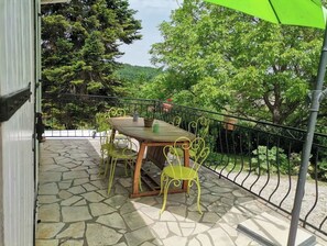 Outdoor dining - Jolie Villa Dans LA Verdure ET LE Calme (Hautefage-la-Tour)