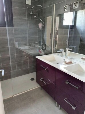 Dusche, Haartrockner, Handtücher