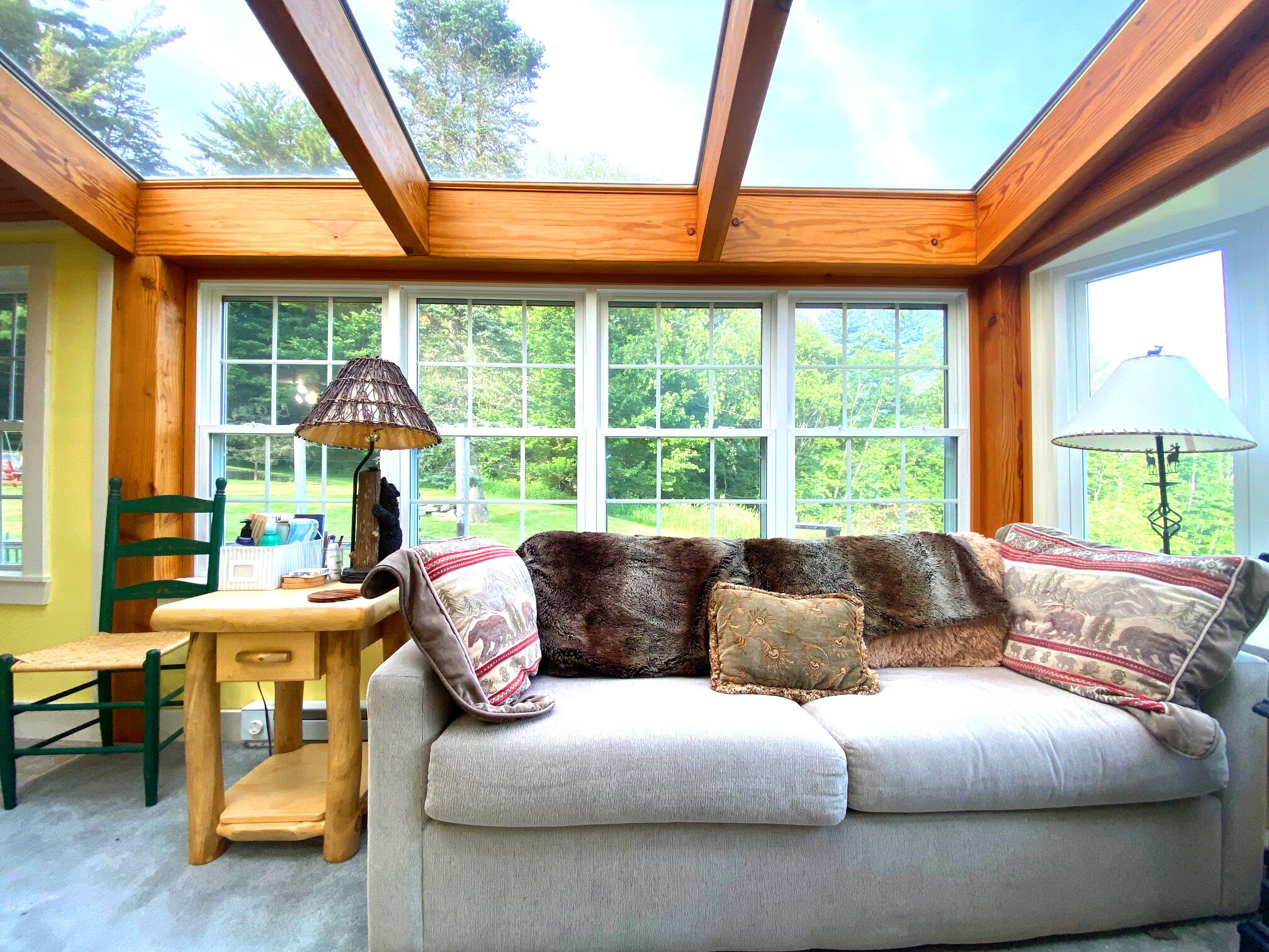 Smart TV, lareira, DVD player, videoteca