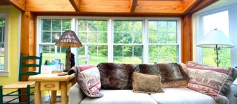 6 Minute Walk to Mountain Top Inn 4 BR, Sleeps 10, Pet Friendly, Views & Grill