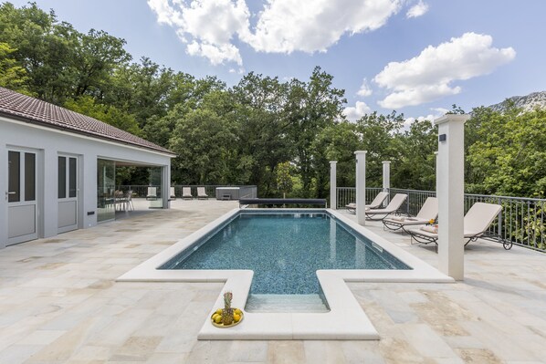 Una piscina al aire libre, una piscina climatizada