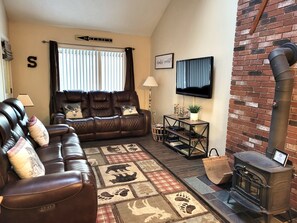 TV, lettore DVD, tavolo da calcetto, tavolo da ping pong