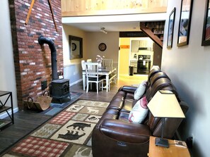 TV, lettore DVD, tavolo da calcetto, tavolo da ping pong