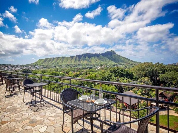 Outdoor dining - Charming Deluxe Ocean View Studio w/Kitchenette and A/C - Waikīkī Grand #514 (HONOLULU)