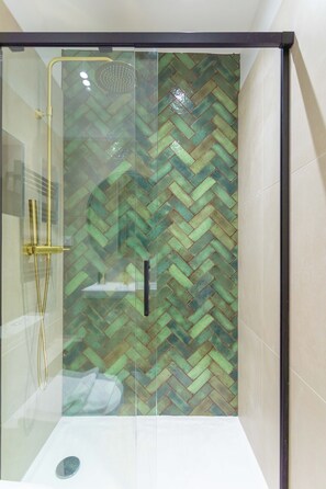 Apartment | Bathroom | Shower, towels - Catalans Sur Mer by MaisonMars (Marseille)