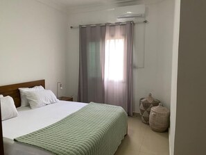 1 habitación, tabla de planchar con plancha, wifi gratis y ropa de cama