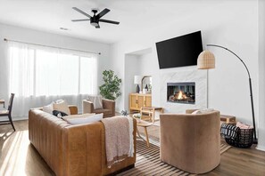 TV, offices - 5BR Retreat w/ Heated Pool, Hot Tub & Pool Table (Desert Hot Springs)