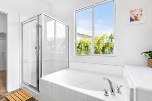 Shower, hair dryer, shampoo - 5BR Retreat w/ Heated Pool, Hot Tub & Pool Table (Desert Hot Springs)